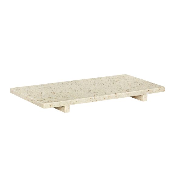 En rektangulær forsendelsespalle lavet af komprimeret træflis, isoleret på en hvid baggrund. pallen har en flad top og tre blokstøtter nedenunder. HÜBSCH - Stone Bakke Terrazzo
