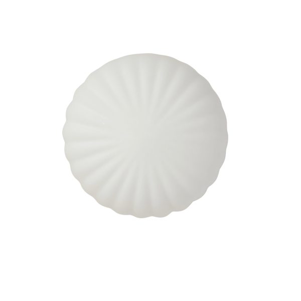 En almindelig hvid, rund keramisk plade med en scalloped kant og et radialt mønster, der udgår fra midten, isoleret på en hvid baggrund fra Tomorrowsdesign.