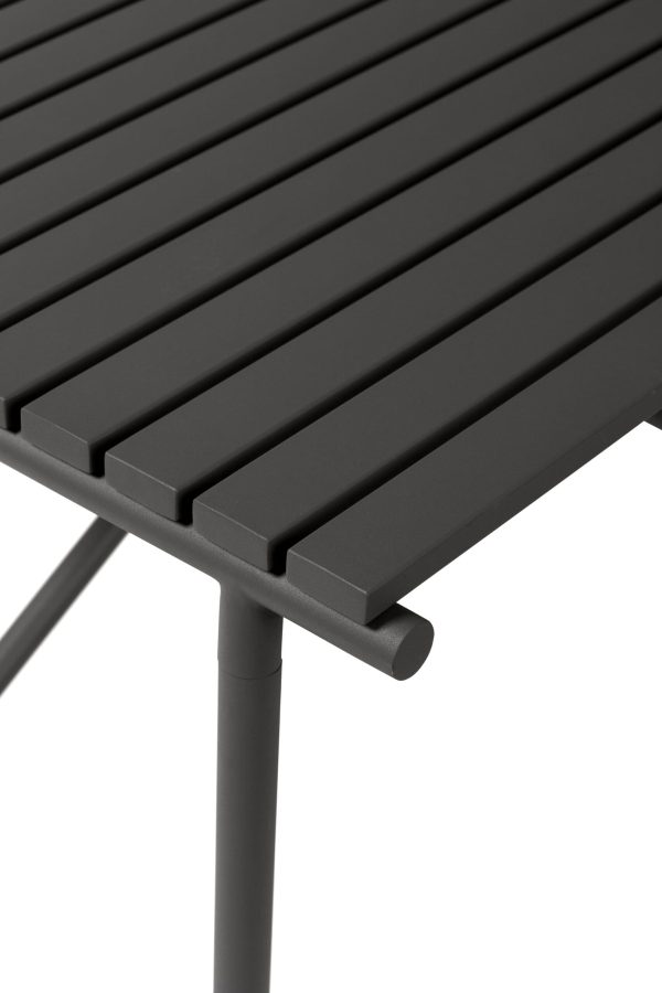Nærbillede af et moderne matsort bord med lamelpladedesign og et slankt metalben fra Tomorrowsdesign. Fokus er på bordpladens tekstur og detaljer.