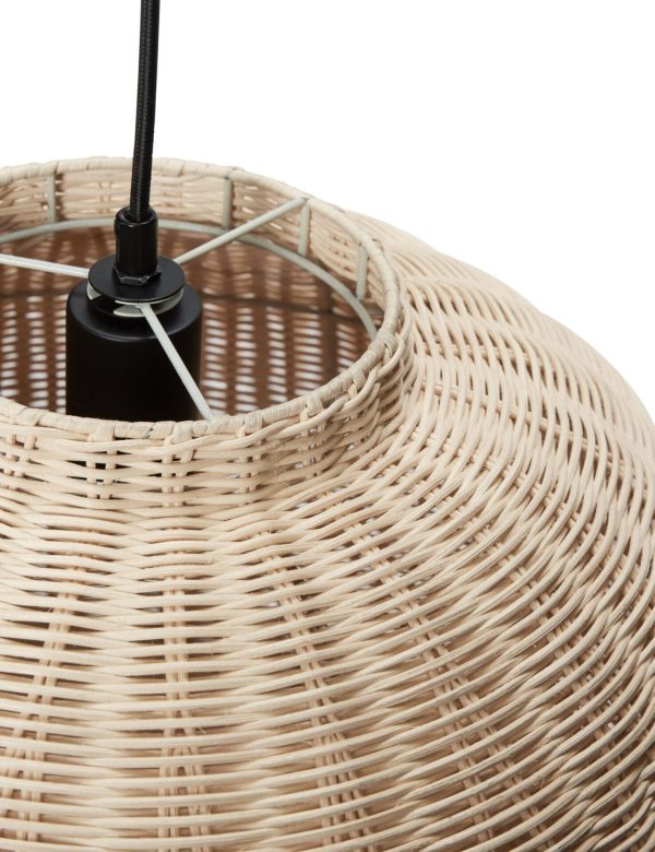 Nærbillede af en beige vævet rattan pendel med et minimalistisk design, med et synligt sort strømkabel og fatning, sat mod en almindelig hvid baggrund.