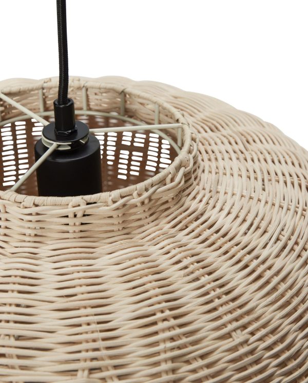 Nærbillede af en vævet rattan pendel med en detaljeret tekstur og en sort ledningsarmatur på en hvid baggrund, designet af Tomorrowsdesign.
