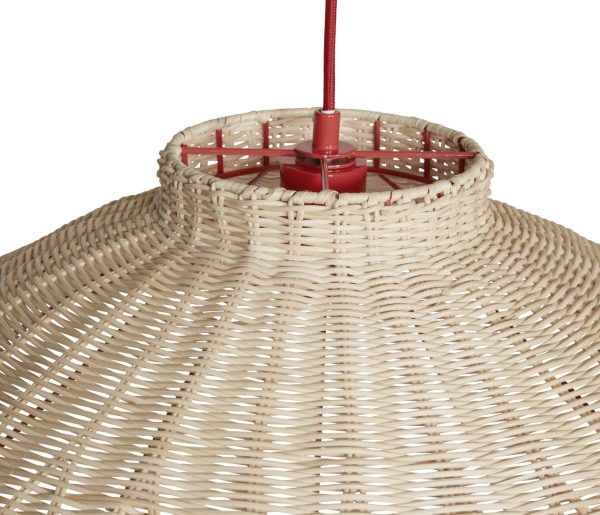 Nærbillede af en vævet rattan lampeskærm med et detaljeret mønster og en rød lampeholder synlig foroven. Baggrunden er almindelig hvid. Dette stykke fra Tomorrowsdesign legemliggør essensen