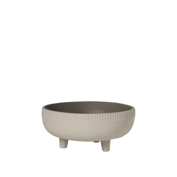 En minimalistisk KRISTINA DAM - Skål Skål Medium med tre små fødder, vist mod en almindelig hvid baggrund. det indre af skålen er en mørkere nuance end det ydre.