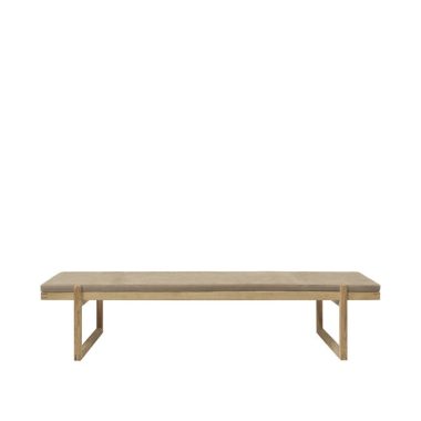 Et minimalistisk træbord med en rektangulær plade og et par vinklede, sammenlåsende ben fra TomorrowsDesign, isoleret mod en almindelig hvid baggrund.