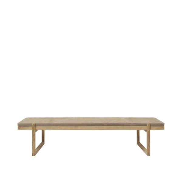 Et minimalistisk træbord med en rektangulær plade og et par vinklede, sammenlåsende ben fra TomorrowsDesign, isoleret mod en almindelig hvid baggrund.