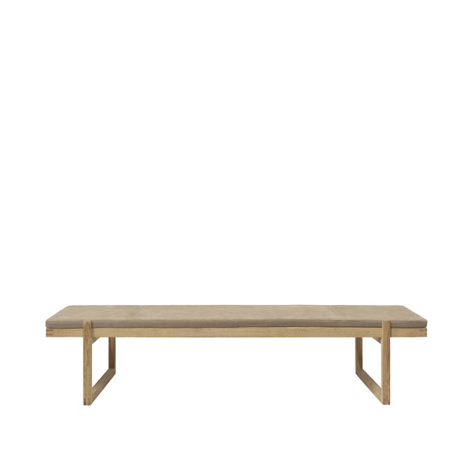 Et minimalistisk træbord med en rektangulær plade og et par vinklede, sammenlåsende ben fra TomorrowsDesign, isoleret mod en almindelig hvid baggrund.