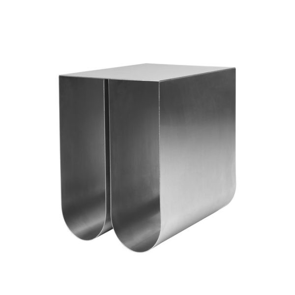 En minimalistisk u-formet skammel eller sidebord i metal med en reflekterende overflade, isoleret på en hvid baggrund, perfekt til moderne interiørdesign.