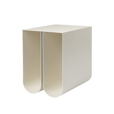 Et minimalistisk, moderne beige sidebord med et unikt u-formet design, med to afrundede rum fra TomorrowsDesign. Bordet er sat mod en almindelig hvid baggrund.