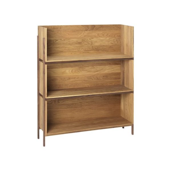 EN KRISTINA DAM - Stack Reol med tre hylder mod en hvid baggrund, der viser et enkelt og robust design.