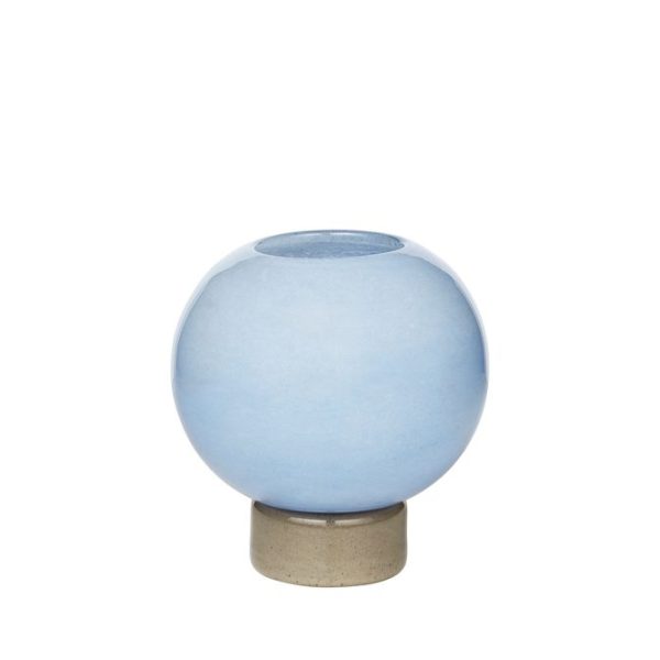 BROSTE COPENHAGEN - 'Mari' Vase, en rund, blå keramikvase med en mat finish, monteret på en lille, uglaseret beige base, isoleret på hvid baggrund.