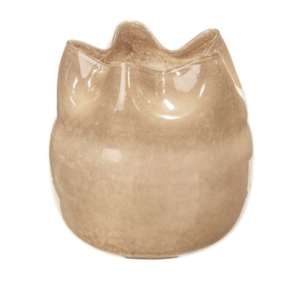En BROSTE COPENHAGEN 'Esther' vase formet som en rund, åben mund tulipan med en beige blank finish på en almindelig hvid baggrund.