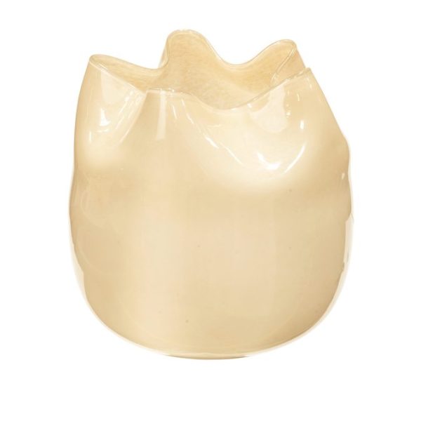 En blank keramisk BROSTE COPENHAGEN - 'Esther' vase med en unik, uregelmæssig kant, der ligner blomsterblade, fremvist mod en almindelig hvid baggrund. Vasen har en glat, gennemsigtig cremefinish.