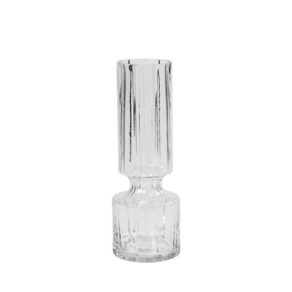 Vase i klar glas med en cylindrisk overdel og en firkantet bund, fotograferet på en hvid baggrund, som repræsenterer minimalistisk indretning.