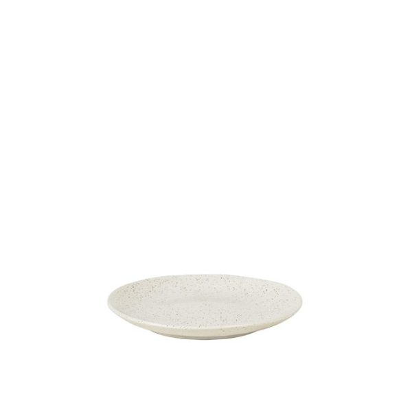 En plettet beige keramisk tallerken på hvid baggrund. Tallerkenen, fra TomorrowsDesign, er minimalistisk i designet med en let hævet kant.