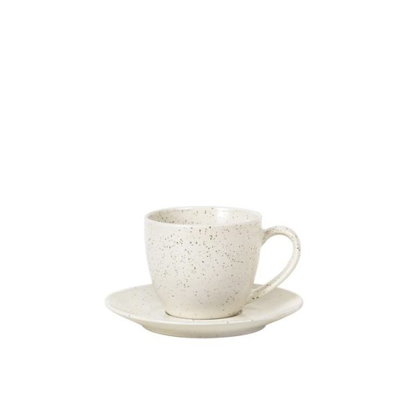 A BROSTE COPENHAGEN - 'Nordic Vanilla' keramisk kop og underkop sat mod en almindelig hvid baggrund.
