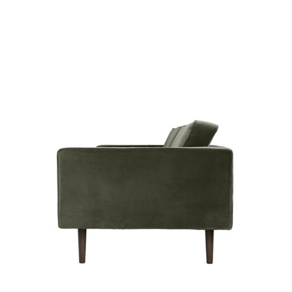 En moderne olivengrøn lænestol med plys ryglæn og sæde, sat mod en almindelig hvid baggrund. Stolen, en del af TomorrowsDesign-kollektionen, står på fire mørke træben.