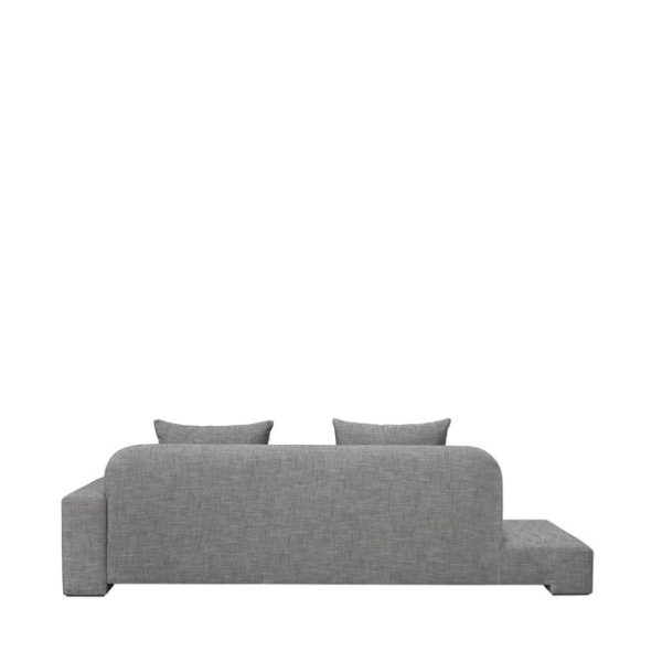 En minimalistisk grå sofa med designmøbler chaiselong i venstre side, set på hvid baggrund. To matchende grå puder hviler på sofaen.