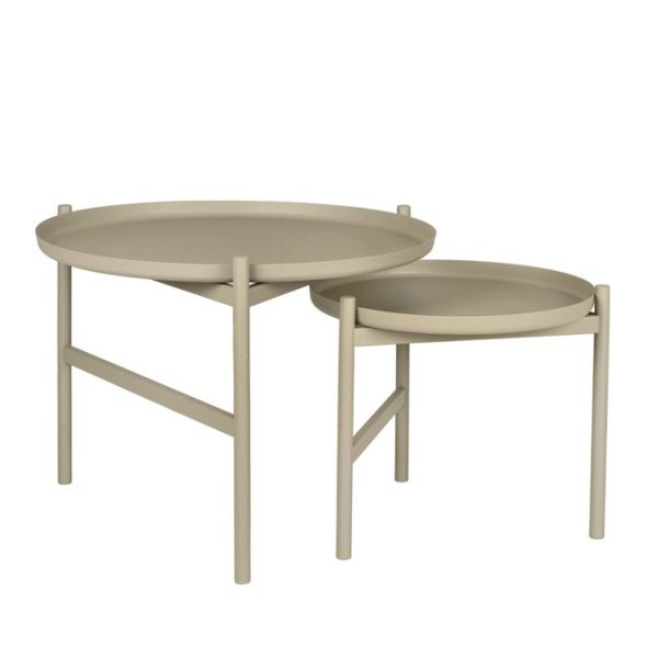 To runde, beige redeborde med tynde metalben, det mindre lidt gemt under det større. Disse borde har en minimalistisk designmøbler og en mat finish.
