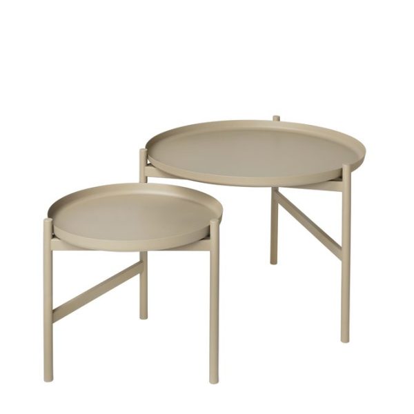 To moderne nesting sofaborde i en beige farve med runde plader og slanke metalben mod en almindelig, lys baggrund. Det mindre bord er delvist gemt under det større og viser en elegant Tomor