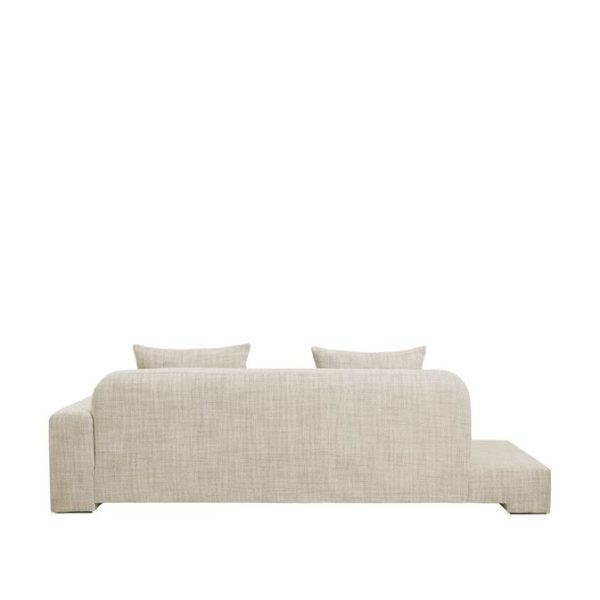 En BROSTE COPENHAGEN 'Bay' sofa med et forenklet design med integrerede firkantede armlæn og ryglæn, ledsaget af to firkantede puder af samme stof, sat mod en hvid baggrund.