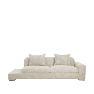 En moderne BROSTE COPENHAGEN - 'Bay' sofa med plyspuder og to matchende puder, sat mod en almindelig hvid baggrund.