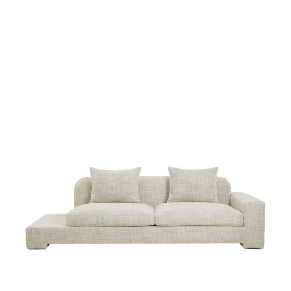 En moderne BROSTE COPENHAGEN - 'Bay' sofa med plyspuder og to matchende puder, sat mod en almindelig hvid baggrund.