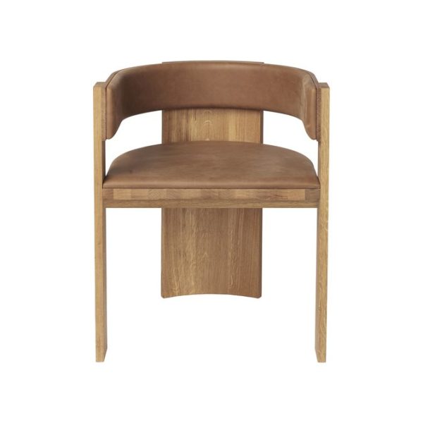 Moderne træstol med buet ryglæn og et robust sæde, sat mod en almindelig hvid baggrund. Designet byder på glatte, naturlige trætoner og en enkel, elegant konstruktion inspireret af TomorrowsDesign