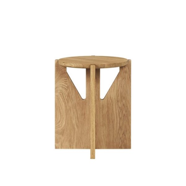 En moderne trætaburet med en rund top og en unik, trekantet base med udskårne designs, isoleret på en hvid baggrund. Dette stykke eksemplificerer banebrydende designmøbler til TomorrowsDesign