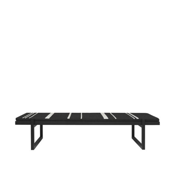 En minimalistisk lav bænk designet til at ligne en vej, komplet med hvide markeringer, der efterligner vejbaner, sat mod en hvid baggrund af TomorrowsDesign.