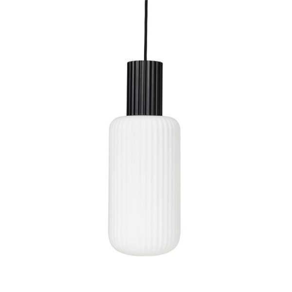En minimalistisk pendel med en hvid, ribbet glasskærm og et sort kabel, med en TomorrowsDesign-æstetik, isoleret på en hvid baggrund.