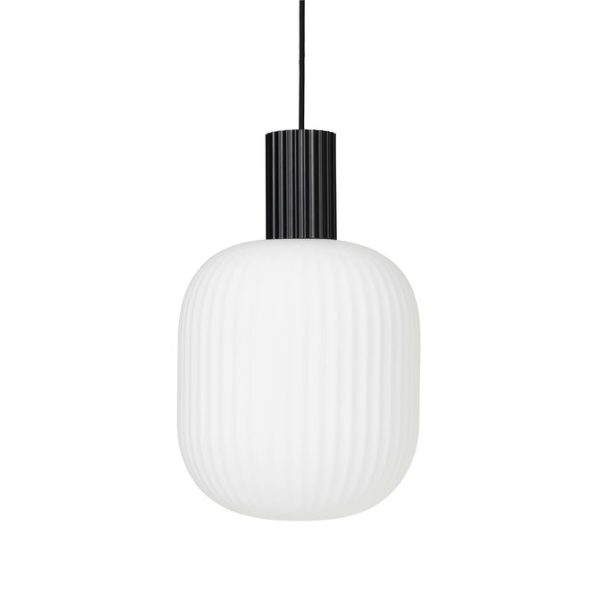 En hvid, ribbet glaspendel, der hænger i et sort kabel mod en almindelig hvid baggrund. Lyset har en glat, oval form med lodrette riller og inkarnerer essensen af TomorrowsDesign