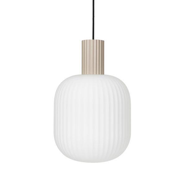 En moderne pendel med en hvid, ribbet glasskærm og en trætop, ophængt i en simpel sort ledning. Designet kombinerer elegance med minimalisme, velegnet til moderne interiør og perfekt til dem