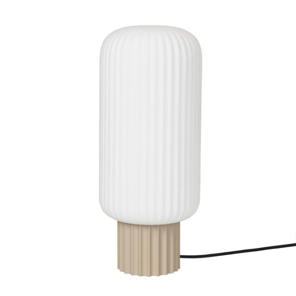 En moderne hvid bordlampe med lodrette kanter, med en beige base fra TomorrowsDesign og et sort strømkabel, isoleret på en hvid baggrund.
