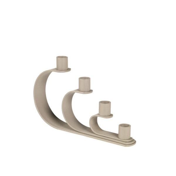 En beige, moderne, buet lysestage med tre lyskopper fra TomorrowsDesign, udstillet mod en lys baggrund.