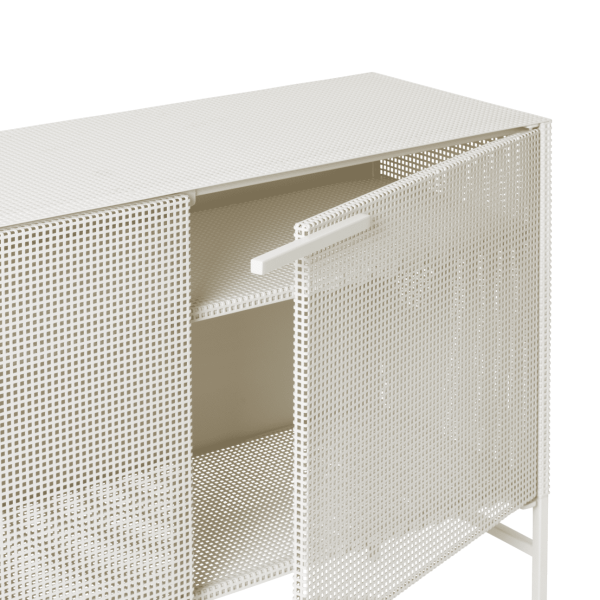 Hvidt perforeret metalskab med åben skuffe, der viser et minimalistisk og moderne interiørdesign, isoleret på en hvid baggrund.