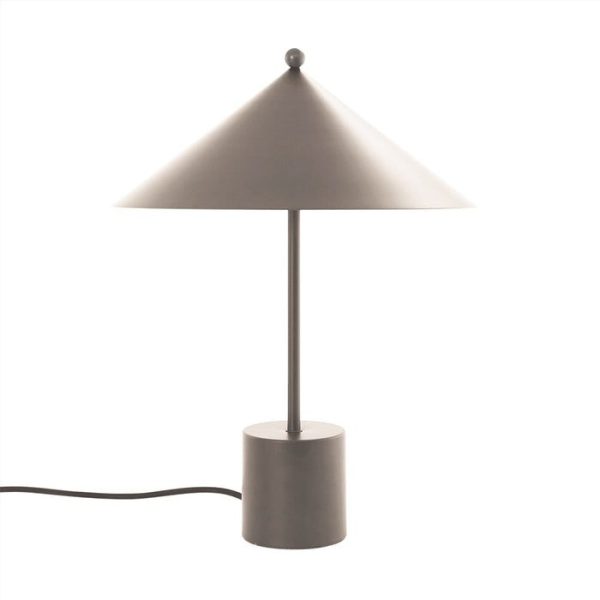 En minimalistisk OYOY - Kasa Bordlampe med en konisk skærm og cylindrisk base, præsenteret i en lysegrå farve, med en synlig sort strømledning.