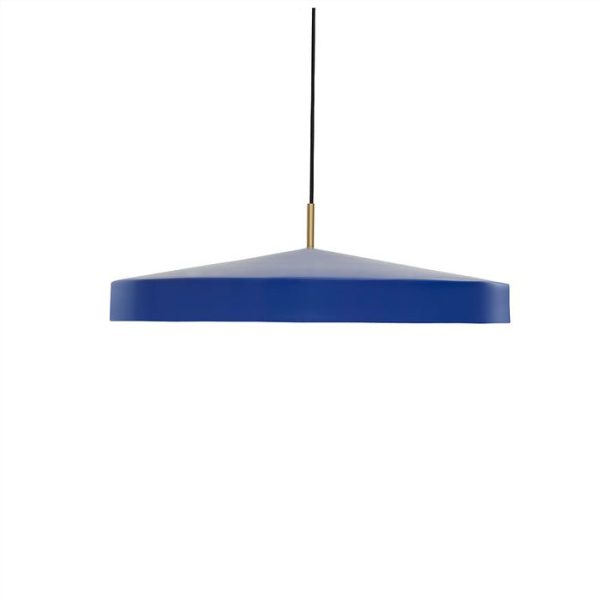 En minimalistisk blå pendel hænger fra en simpel sort ledning, med en bred, flad skærm og en subtil gylden accent, hvor ledningen møder lampen. Dette stykke er et højdepunkt i Tomorrowsdesign