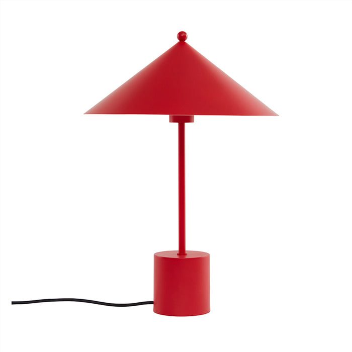 En minimalistisk rød bordlampe med konisk skærm, slankt stativ, cylindrisk fod og en synlig sort strømledning på hvid baggrund fra Tomorrowsdesign.