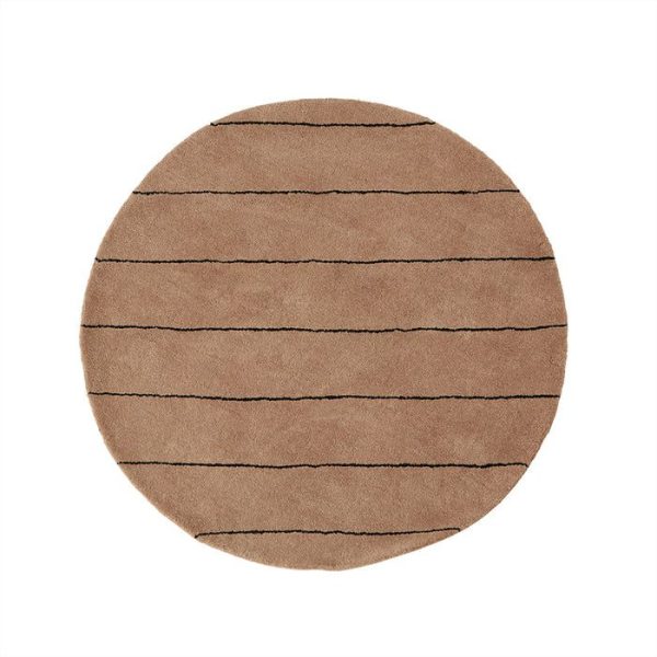 Et rundt, beige tæppe med vandrette mørkebrune striber, vist mod en almindelig hvid baggrund, perfekt til enhver boligindretning.