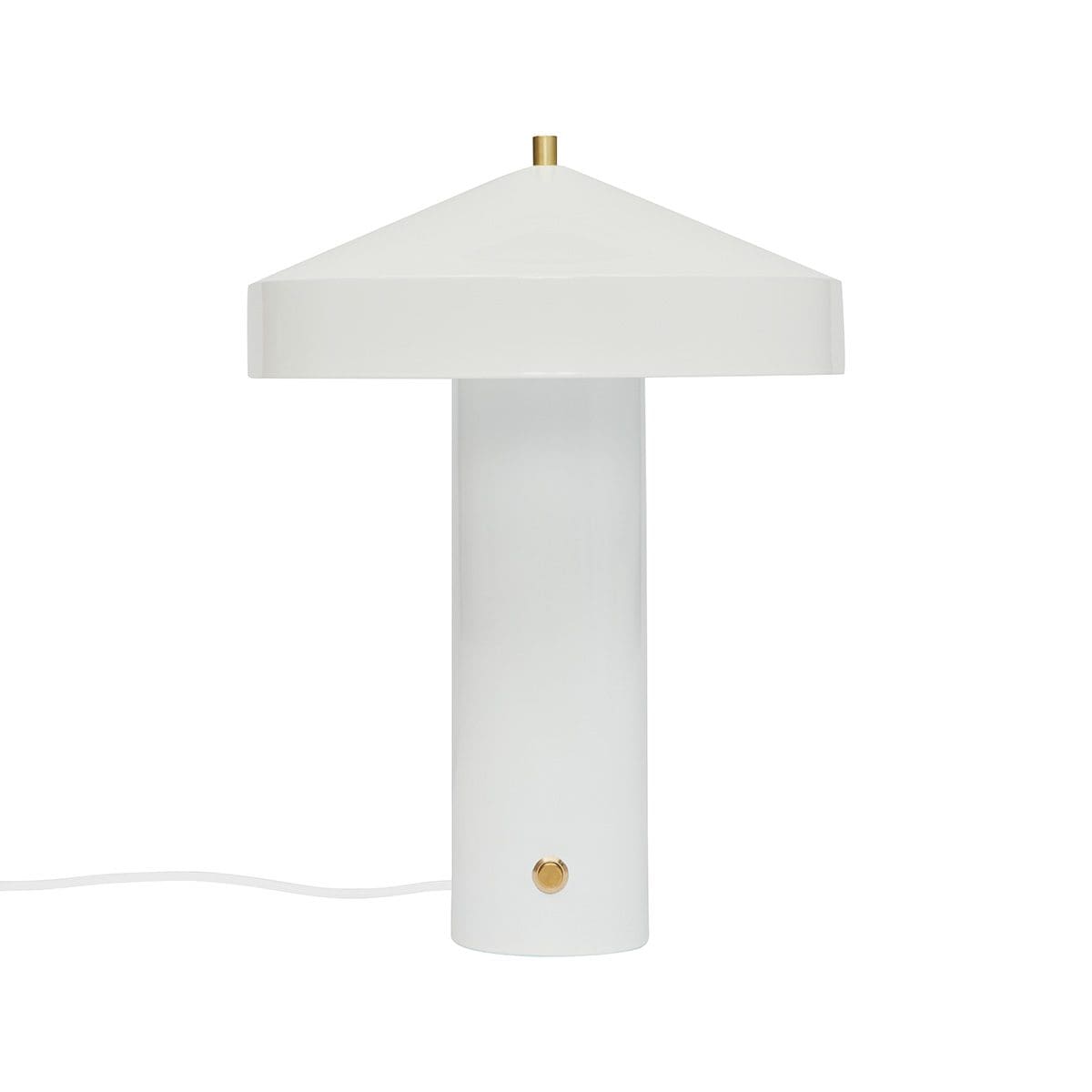 En minimalistisk hvid bordlampe med en cylindrisk base og en flad, bred skærm, med en guldfarvet accent på toppen og en strømafbryder på bunden, designet af Tomorrowsdesign, mod