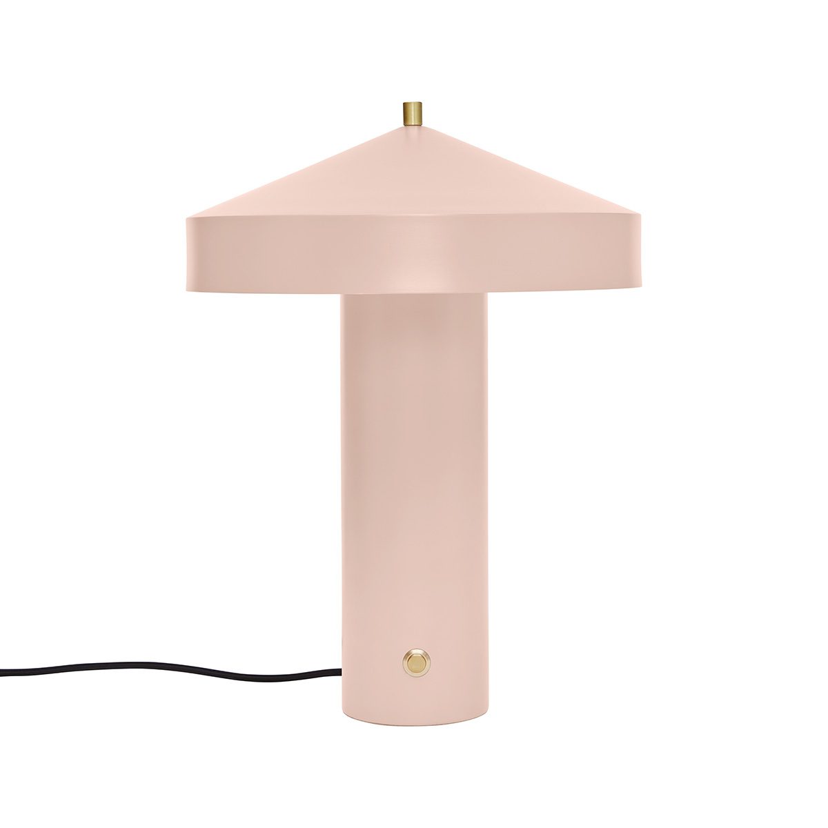 En minimalistisk pink bordlampe med en cylindrisk base og en flad, bred top, med en lille guldknop og en sort elektrisk ledning mod en hvid baggrund. Perfekt legemliggørelse af essensen af Tomor