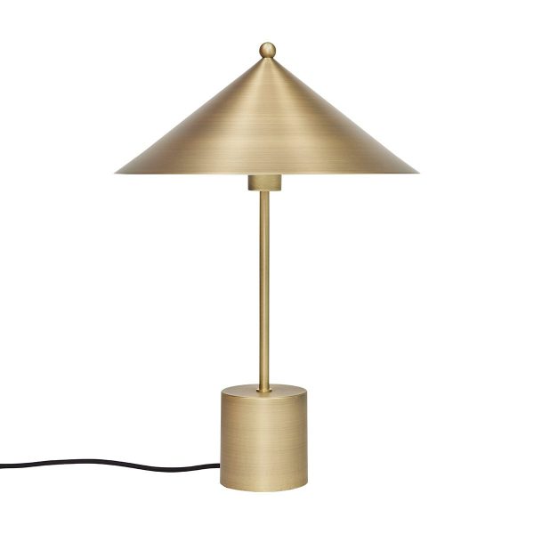 En moderne OYOY - Kasa Bordlampe med en slank, metallisk guldfinish. den har en konisk skærm, en cylindrisk base og er forbundet til en strømkilde med en sort ledning.