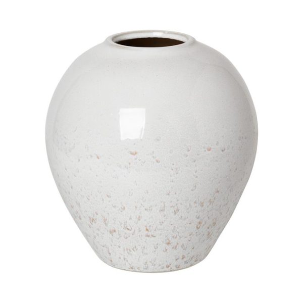 En BROSTE COPENHAGEN 'Ingrid' vase med afrundet krop og smal åbning, isoleret på hvid baggrund.