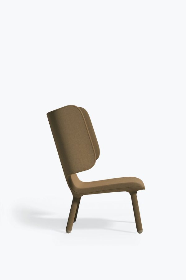 En minimalistisk Tembo Lænestol med et moderne design, med glat, buet ryg og sæde placeret på en almindelig hvid baggrund.
