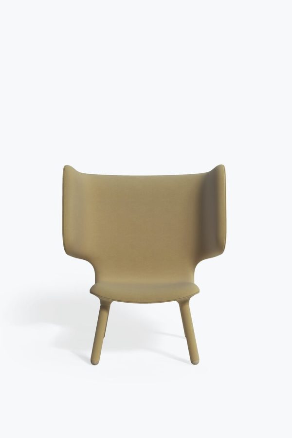 Et moderne beige NYHED - Tembo Lænestol med glat, buet ryglæn og tre spredte træben, isoleret på hvid baggrund.