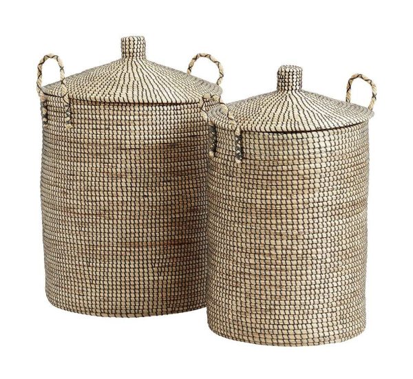To vævede opbevaringskurve med låg, med en naturlig beige farve og indviklet ternet design. Begge kurve har sidehåndtag og varierer lidt i størrelse.