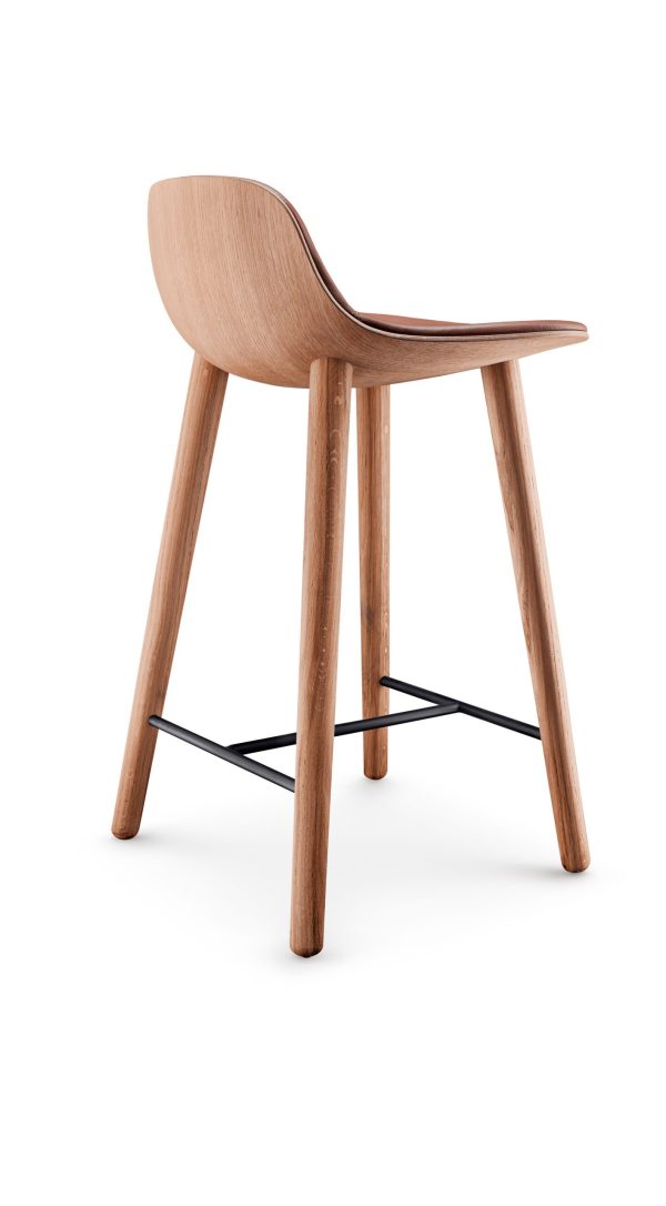 En moderne træstol med buet ryglæn og fire skrå ben, forbundet med en sort metal-krydstag med TomorrowsDesign, isoleret på en hvid baggrund.