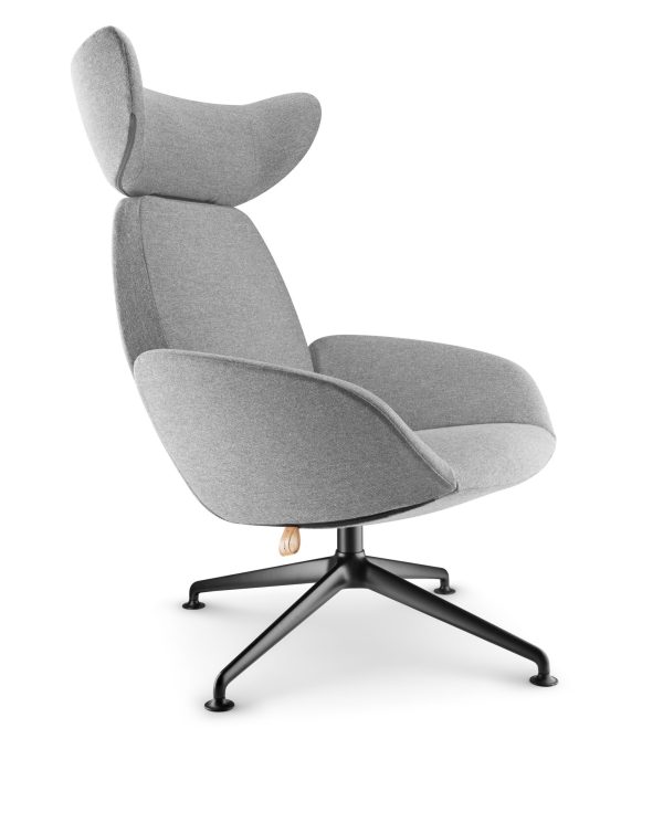 En moderne grå polstret loungestol med højt ryg- og nakkestøtte, med drejelig sort metalbund og minimalistisk TomorrowsDesign.