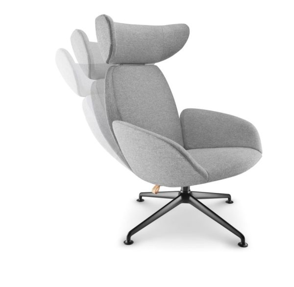 En moderne grå loungestol med høj ryg og flere nakkestøttelag, med en drejelig base, sat mod en almindelig hvid baggrund – designet af TomorrowsDesign.