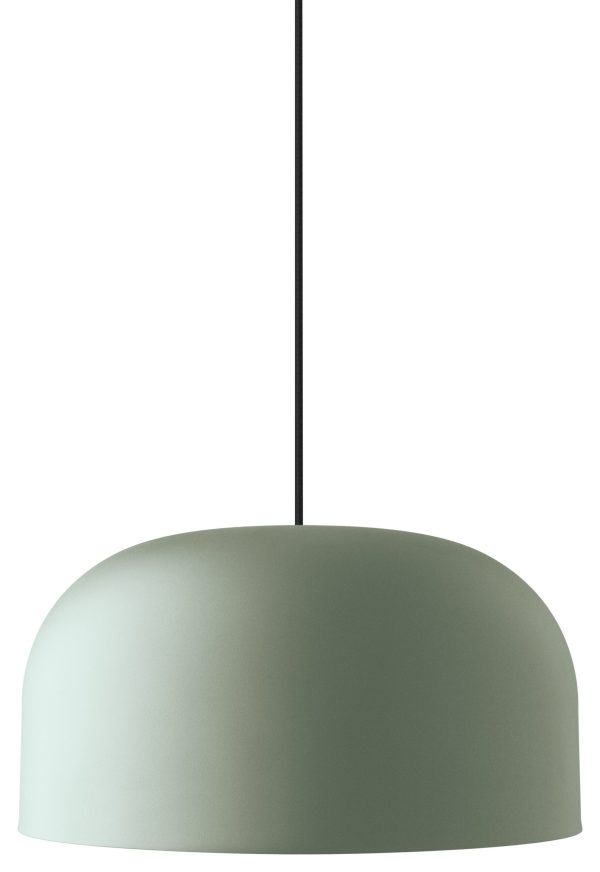 En minimalistisk EVA SOLO - Quay Pendel Ø43 pendel, der hænger i et sort kabel mod en hvid baggrund. lysarmaturen har en glat, kuppelformet skærm.
